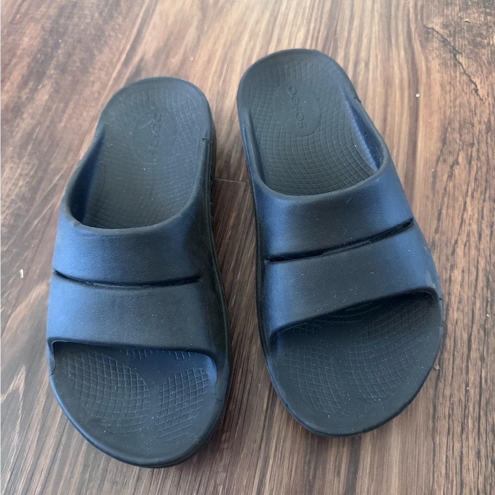 Black Oofo recovery slides